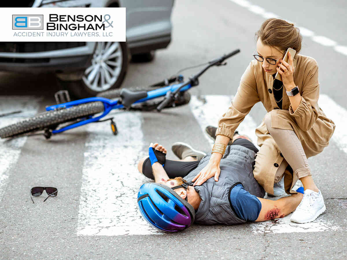 Helping a cyclist in an accident